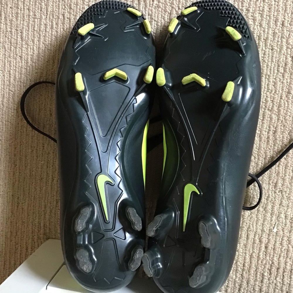 ⚽️Nike Black and Neon Yellow Soccer Cleats - Picture 4 of 5